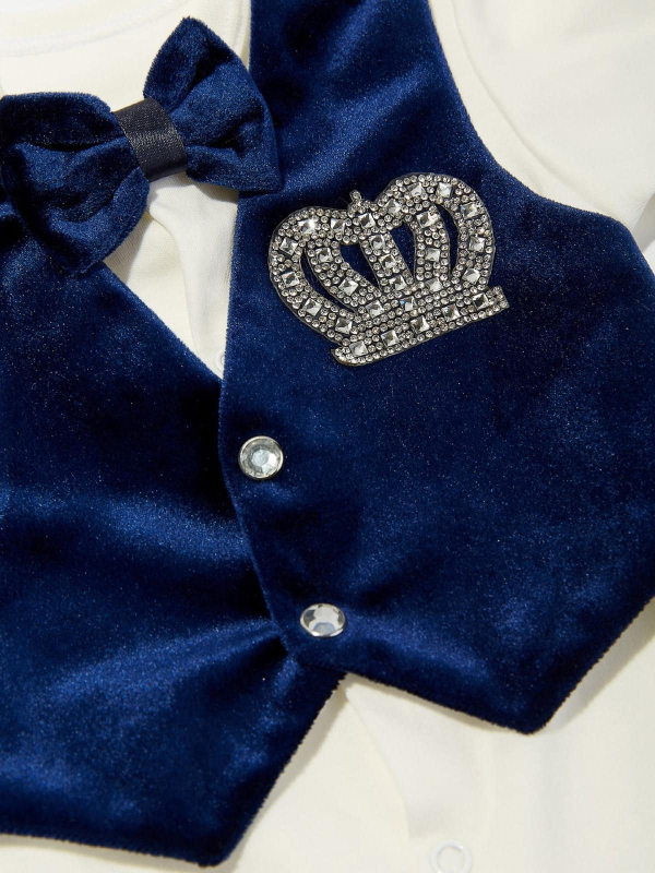 Комплект на выписку Luxury Baby Принц комбинезон с синей жилеткой, бабочкой и стразами айвори 62
